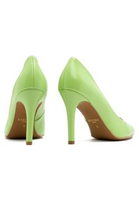 Zielone skórzane szpilki na wysokim obcasie z ostro zakończonym noskiem, smukłym obcasem typu stiletto i gładką fakturą. Oznaczone napisem "ESTIMA", rozmiar 37 na wkładce.