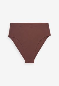 Hnedé bikinové nohavičky s vysokým pásom, hladkým, bezšvovým dizajnom a miernym výstrihom na nohách, položené na bielom pozadí.