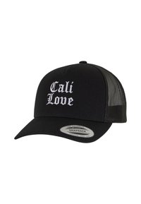 Fekete snapback sapka "Cali Love" felirattal, fehér gótikus betűtípussal hímzve. Szilárd elülső része és hálós panelei vannak hátul a szellőzés érdekében.