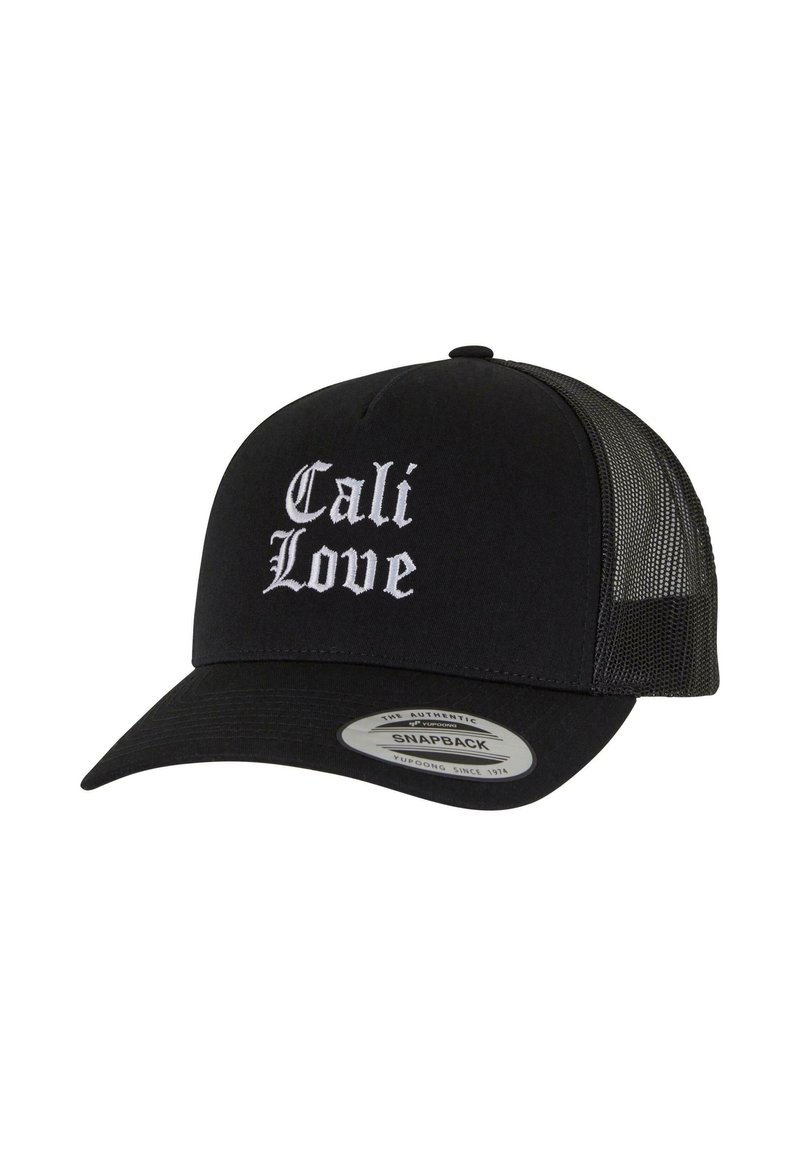 Fekete snapback sapka "Cali Love" felirattal, fehér gótikus betűtípussal hímzve. Szilárd elülső része és hálós panelei vannak hátul a szellőzés érdekében.