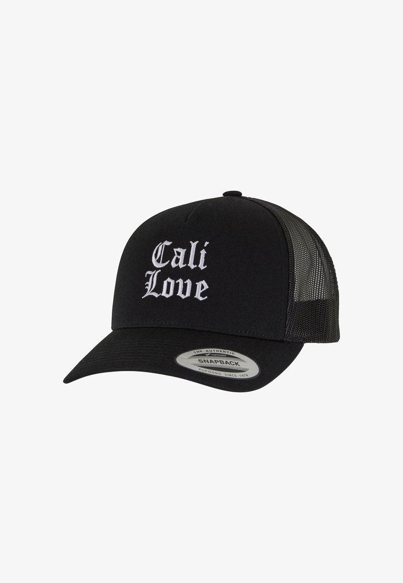 Fekete snapback sapka "Cali Love" felirattal, fehér gótikus betűtípussal hímzve. Szilárd elülső része és hálós panelei vannak hátul a szellőzés érdekében.
