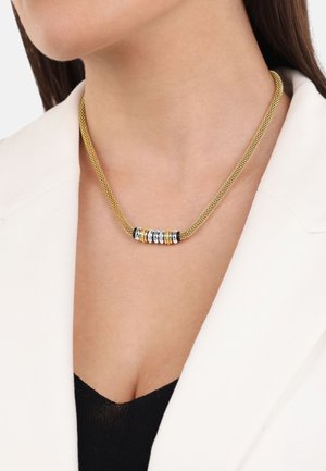 Goldenes Netz-Halsband mit einem zentralen Anhänger, der abwechselnd silberne und goldene Ringe zeigt, verziert mit strukturierten Oberflächen.