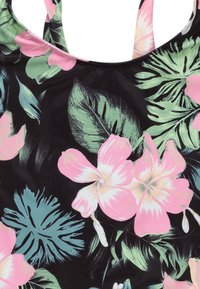 Černá tkanina s květinovým vzorem, na kterém jsou růžové a bílé květy, zelené listy a tropické akcenty. Měkká textura, žádné ozdoby.