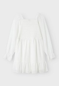 Weißes langärmeliges Kleid mit einem gerafften Oberteil, gerafftem Saum und elastischen Manschetten, gefertigt aus leichtem Stoff mit einer weichen Textur.