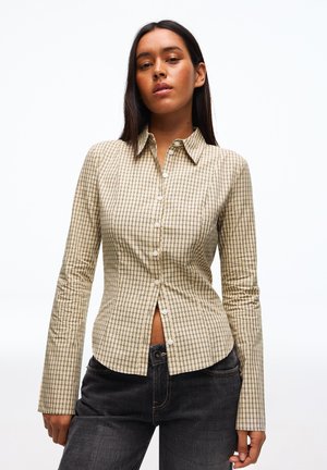 TAILORED WITH FLARED SLEEVES - Blúzka so zapínaním na gombíky - sand