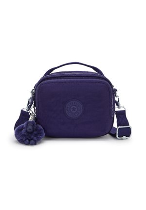 Sac à épaule compact couleur violet foncé avec une courte poignée, une bandoulière réglable, une poche zippée à l'avant et un porte-clés charmant en forme de singe en fourrure attaché.