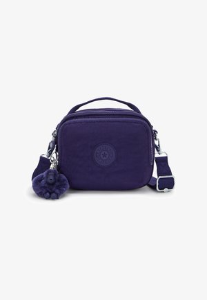 Borsa a spalla compatta di colore viola scuro con manico corto, tracolla regolabile, tasca con zip frontale e ciondolo a forma di scimmia pelosa attaccato.