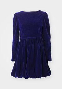 Sametti mekko syvän sinisenä, jossa pitkähiha, pyöreä pääntie ja kapea vyötärö. Sisältää kerättyä hametta ja samansävyisen vyön.