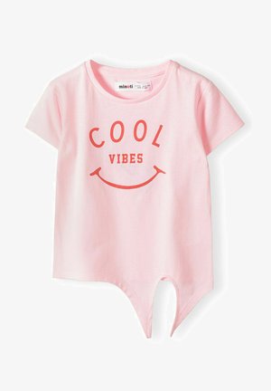 Różowa bawełniana koszulka z krótkimi rękawami i zaokrąglonym dołem. Zawiera czerwony napis "COOL VIBES" oraz grafikę z uśmiechem. Miękka tekstura.