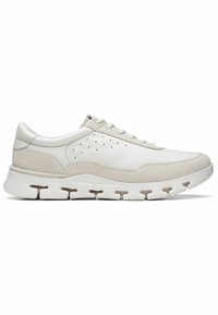 Sneaker in pelle bianca e suede beige con una finitura testurizzata, dettagli perforati e una soletta imbottita con segmenti ritagliati.