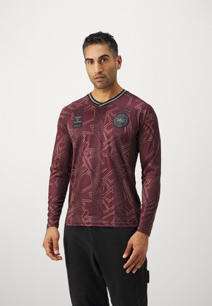 Lange mouwen maroon shirt met een geometrisch patroon, zwarte halslijn en logo-details. Gemaakt van gladde, lichte stof.