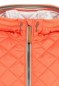 Gequilte oranje jas met een grijze rits, een trekkoordkap en een gladde binnenvoering. Inclusief ribgebreide manchetten en een gestructureerde kraag.