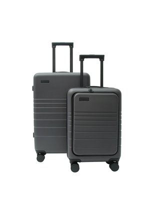 Zwei dunkelgraue Hartschalenkoffer mit Teleskopgriffen und vier Drehrollen, ein größerer und ein kleinerer, vor weißem Hintergrund.