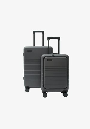 Zwei dunkelgraue Hartschalenkoffer mit Teleskopgriffen und vier Drehrollen, ein größerer und ein kleinerer, vor weißem Hintergrund.