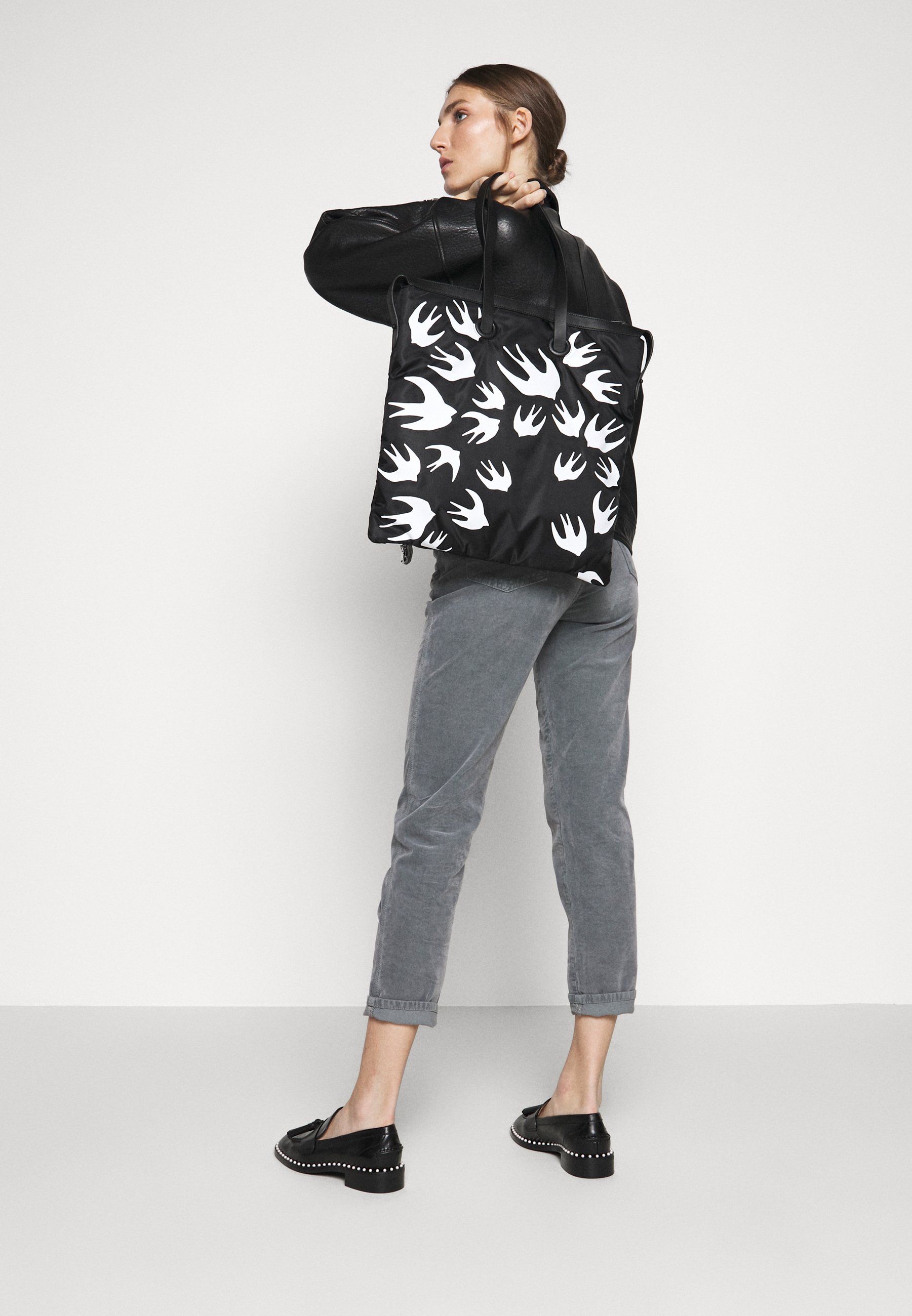 McQ Alexander McQueen MAGAZINE TOTE SWALLOW Shoppingveske McQ Alexander McQueen MAGAZINE TOTE SWALLOW Shoppingveske