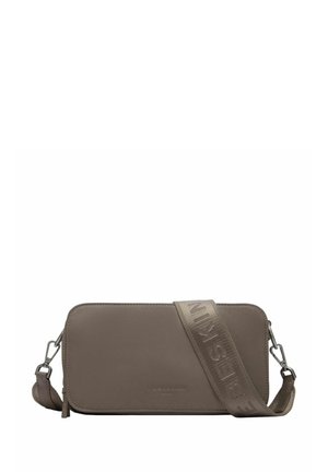 Rechteckige Umhängetasche aus taupefarbenem Leder mit breitem, verstellbarem Riemen, der geprägt Text und Metallverschlüsse aufweist.