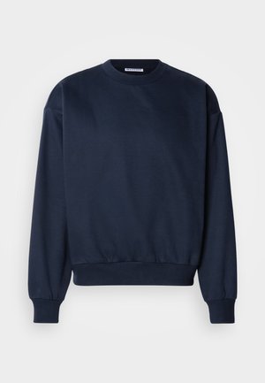 Mørkeblå genser med rund hals, lange ermer, ribbede mansjetter og linning, laget av et glatt, mykt stoff.