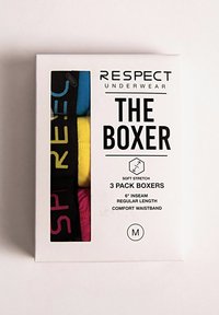Trojna pakiranje bokseric v škatli. Barve vključujejo modro, rumeno in rožnato. Imajo udoben pas in dolžino notranjega šiv na 6 palcev. Blagovna znamka: Respect.