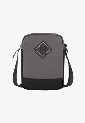 Bolso de hombro de tela gris con base negra. Cuenta con un parche de logotipo en forma de diamante y cierre con cremallera. Correa ajustable para mayor comodidad.