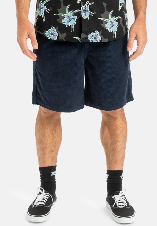 TAXER  - Shorts