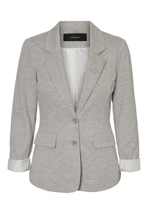 Blazer gris en tissu doux avec un col cranté, fermeture à un bouton, poches avant et détails de poignets blancs repliés.