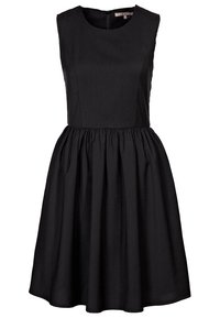 Robe noire sans manches avec un col rond et une jupe froncée. Confectionnée dans un tissu lisse, elle présente une fermeture éclair au dos.