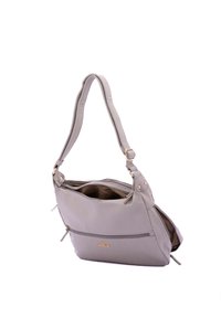 Borsa a spalla in pelle grigia con finitura testurizzata, dotata di hardware in tonalità oro e tasca interna con zip. Misura di dimensioni medie.