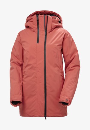 Rode geïsoleerde jas met een capuchon, zwarte rits en zijzakken. Heeft een gladde, waterafstotende afwerking en verstelbare manchetten.