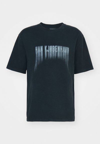 Han Kjøbenhavn FADED LOGO BOXY TEE - T-shirts med print - black