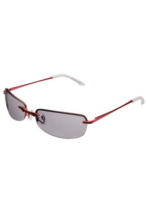Gafas de sol de metal rojo con lentes gris oscuro, que presentan un diseño elegante y envolvente, con acentos de goma blanca en las puntas de las patillas.
