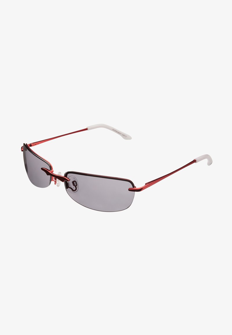 Gafas de sol de metal rojo con lentes gris oscuro, que presentan un diseño elegante y envolvente, con acentos de goma blanca en las puntas de las patillas.
