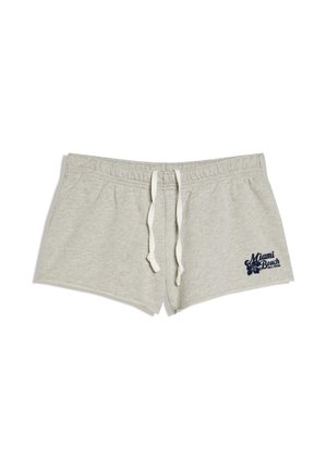 Jasnoszare bawełniane szorty z elastycznym pasem i białym sznurkiem, z ciemnoniebieskim napisem "Miami Beach" i kwiatowym wzorem na lewej nogawce.