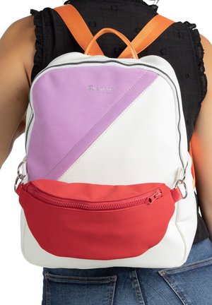 Rucksack aus weißem strukturiertem Material, mit einem diagonalen lavendelfarbenen Paneel und einer roten Reißverschlusstasche. Orangefarbene Träger und Logodetails sichtbar.