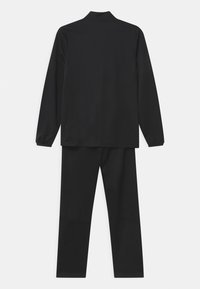 Chándal atlético negro con camiseta de manga larga y pantalones a juego. Textura suave, diseño sencillo, cuenta con un cuello y puños elásticos.