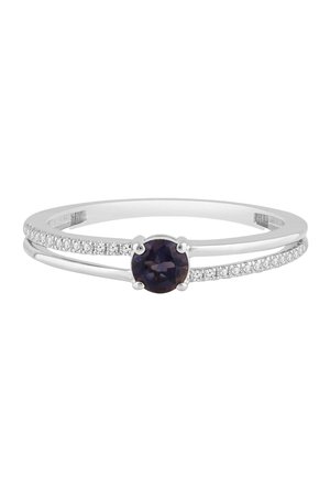 Bague double bande en argent avec de petites pierres claires sur une bande et une pierre précieuse ronde violet foncé sertie de quatre griffes au centre.