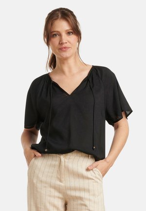 Zwarte korte mouwen blouse met een V-hals, geraffineerde details bij de schoudernaden en verstelbare koordjes. Draag met lichtgestreepte broeken.
