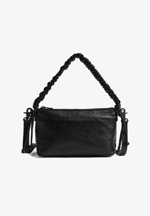 Borsa a tracolla rettangolare in pelle nera con manico corto arricciato e tracolla lunga regolabile, chiusura con zip sulla parte superiore.