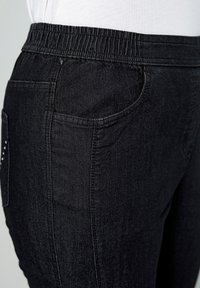 Ulla Popken ZIERNAHT 4-POCKET ELASTIKBUND  - Džíny Slim Fit - black