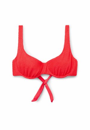 Soutien-gorge texturé rouge avec un design structuré, des bretelles larges et une fermeture à nouer dans le dos. Comprend des bonnets lisses et un matériau de bretelles contrastant.