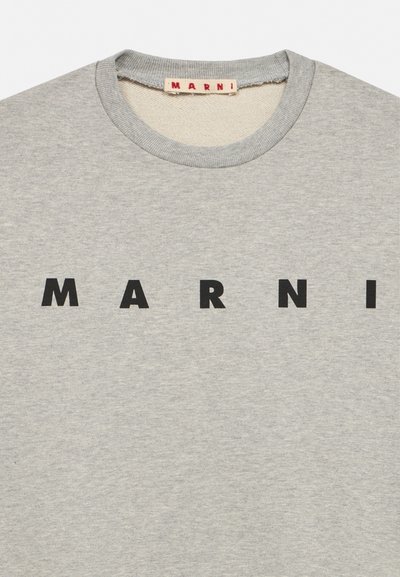 Jasnoszara bluza z okrągłym dekoltem, z wyraźnym czarnym napisem "MARNI" na piersi oraz małą materiałową metką z napisem "MARNI" umieszczoną wewnątrz kołnierza.
