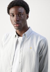 Scotch & Soda ESSENTIAL OXFORD STRIPE SHIRT - Риза - khaki / white