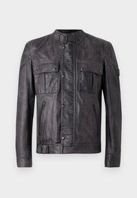 Chaqueta de cuero gris oscuro con cuello de hebilla, dos bolsillos de pecho con solapa y botones, dos bolsillos con cremallera, mangas largas y detalle de hebilla en el dobladillo.