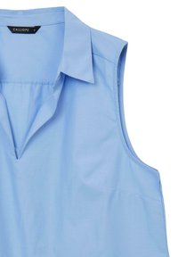 Camicia senza maniche azzurro chiaro con colletto a punta, scollatura a V e taschino laterale. Realizzata in tessuto leggero e morbido con cuciture precise.