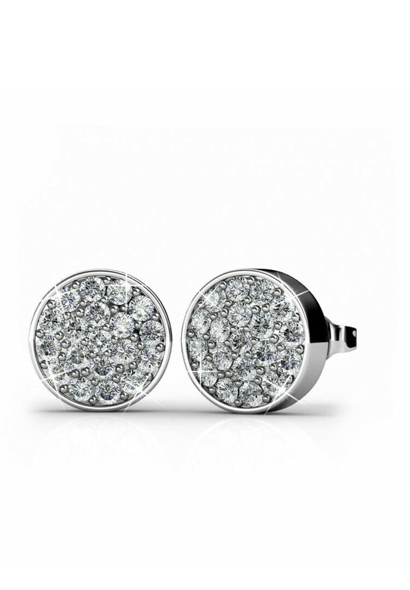 Orecchini circolari in tonalità argento con un cluster di piccole pietre trasparenti incastonate su una superficie lucida, riflettendo la luce con una finitura uniforme.