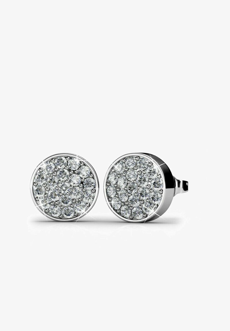 Orecchini circolari in tonalità argento con un cluster di piccole pietre trasparenti incastonate su una superficie lucida, riflettendo la luce con una finitura uniforme.