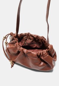 Borsa a tracolla in pelle marrone con un design arricciato, chiusura a cordoncino e una sola tracolla. L'interno include una tasca con zip per riporre gli oggetti.