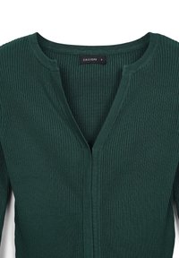 Cardigan verde a coste con scollo a V e chiusura a bottoni. Il tessuto presenta un motivo testurizzato e una etichetta con la scritta "CALLIOPE" in nero.