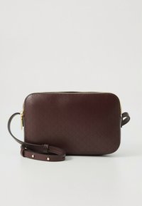 Mørkebrun læder crossbody-taske med diskret præget geometrisk mønster og justerbar rem, vist mod en hvid baggrund.