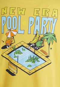 Camiseta amarilla con una escena de fiesta en la piscina de dibujos animados, con personajes frutales divertidos, incluyendo un plátano y una naranja, junto a un diseño de piscina azul.