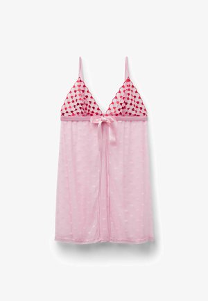 Doorschijnend roze nachtjapon met rode mesh cups met hartjespatroon en een satijnen strik bij de borst, voorzien van dunne schouderbandjes.